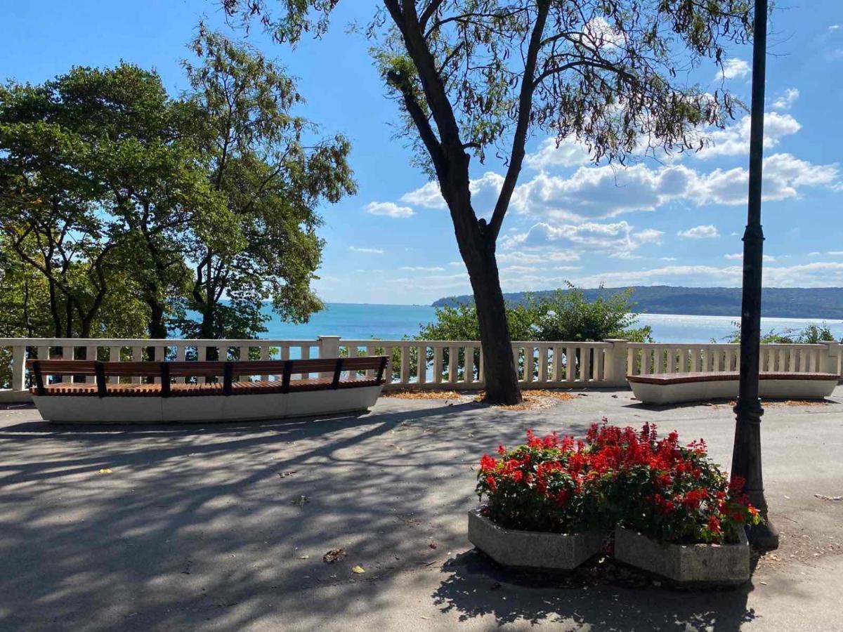 Мarelis Luxe Port Apartment Varna Exteriör bild