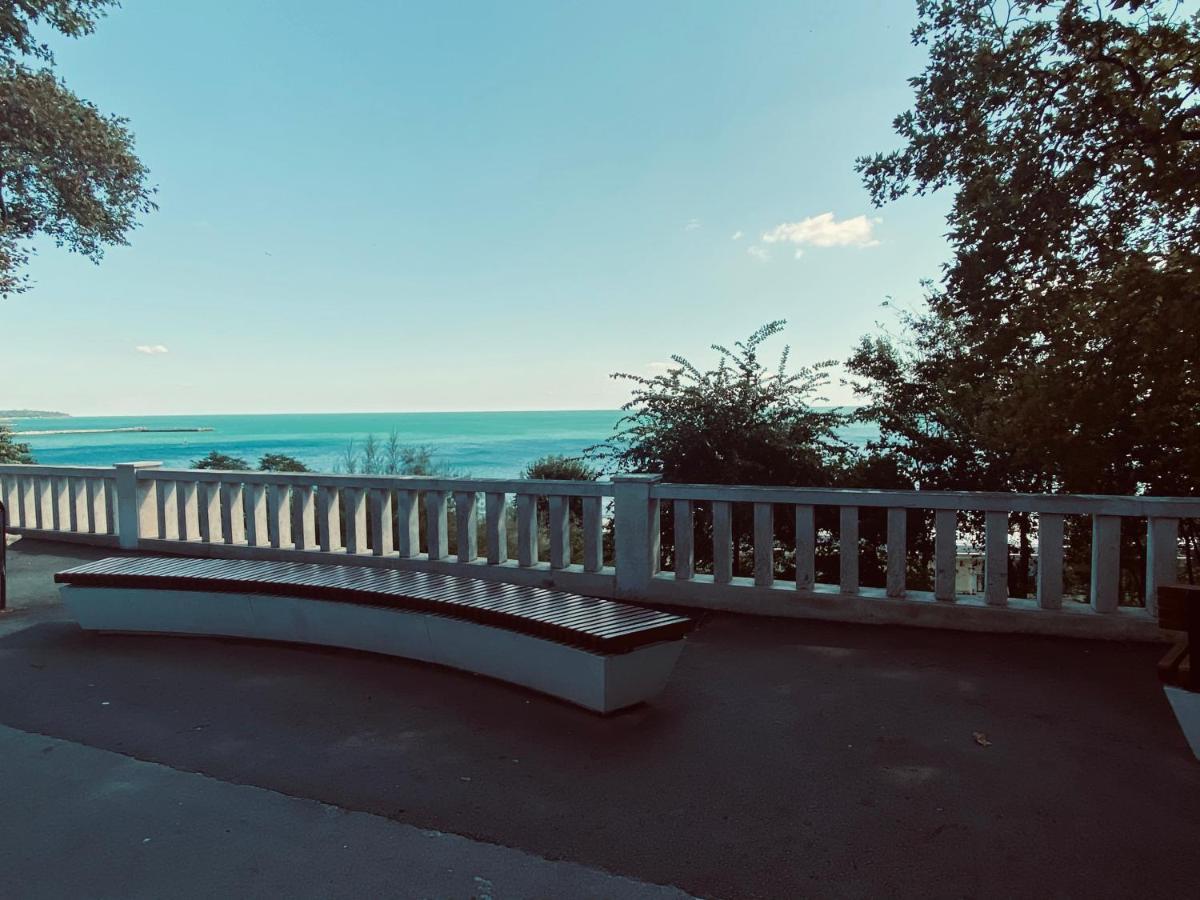 Мarelis Luxe Port Apartment Varna Exteriör bild