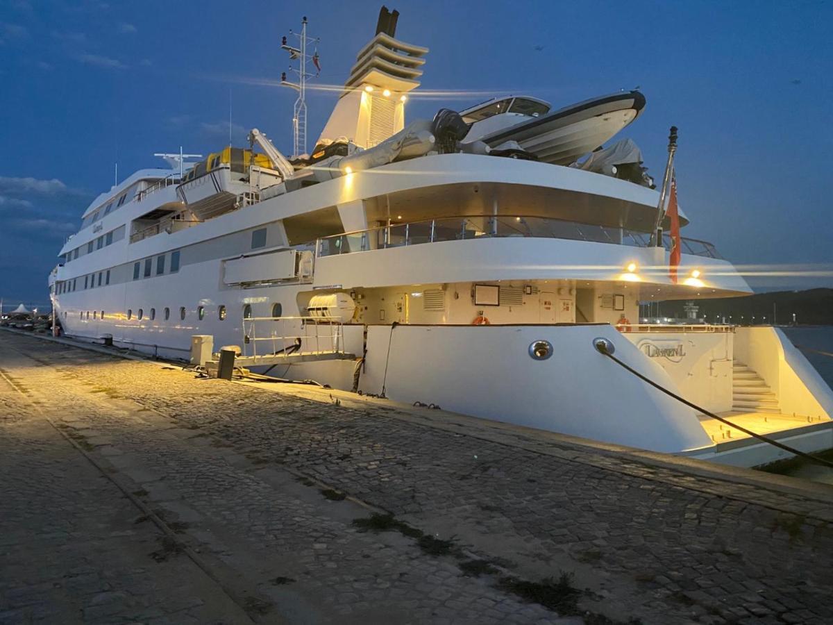 Мarelis Luxe Port Apartment Varna Exteriör bild