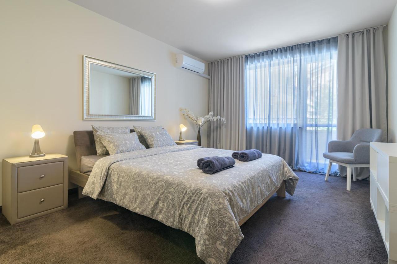 Мarelis Luxe Port Apartment Varna Exteriör bild