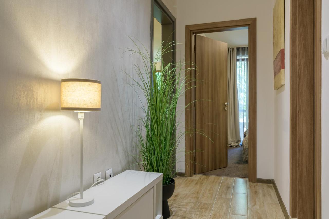 Мarelis Luxe Port Apartment Varna Exteriör bild