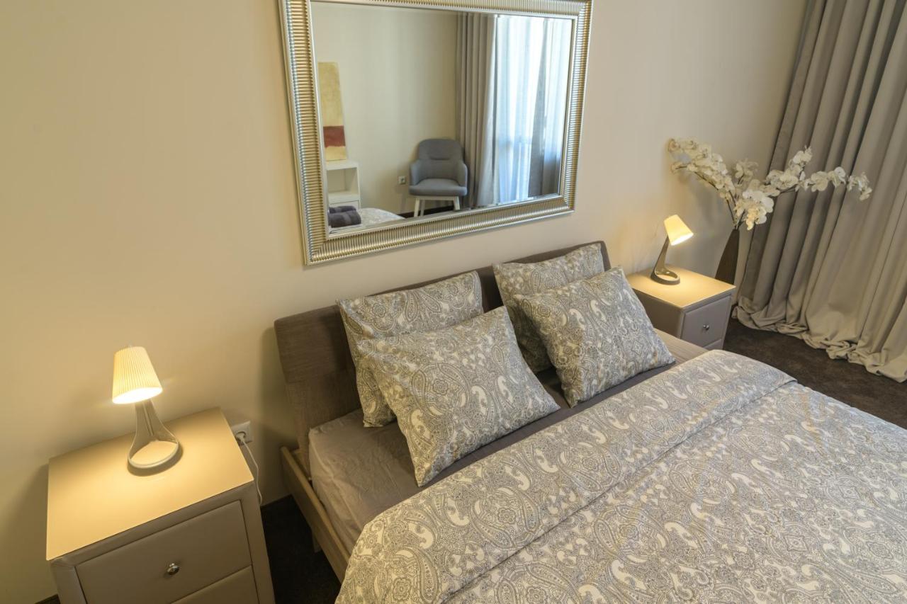 Мarelis Luxe Port Apartment Varna Exteriör bild