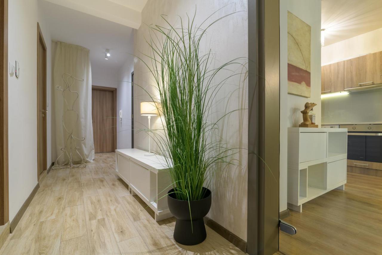 Мarelis Luxe Port Apartment Varna Exteriör bild