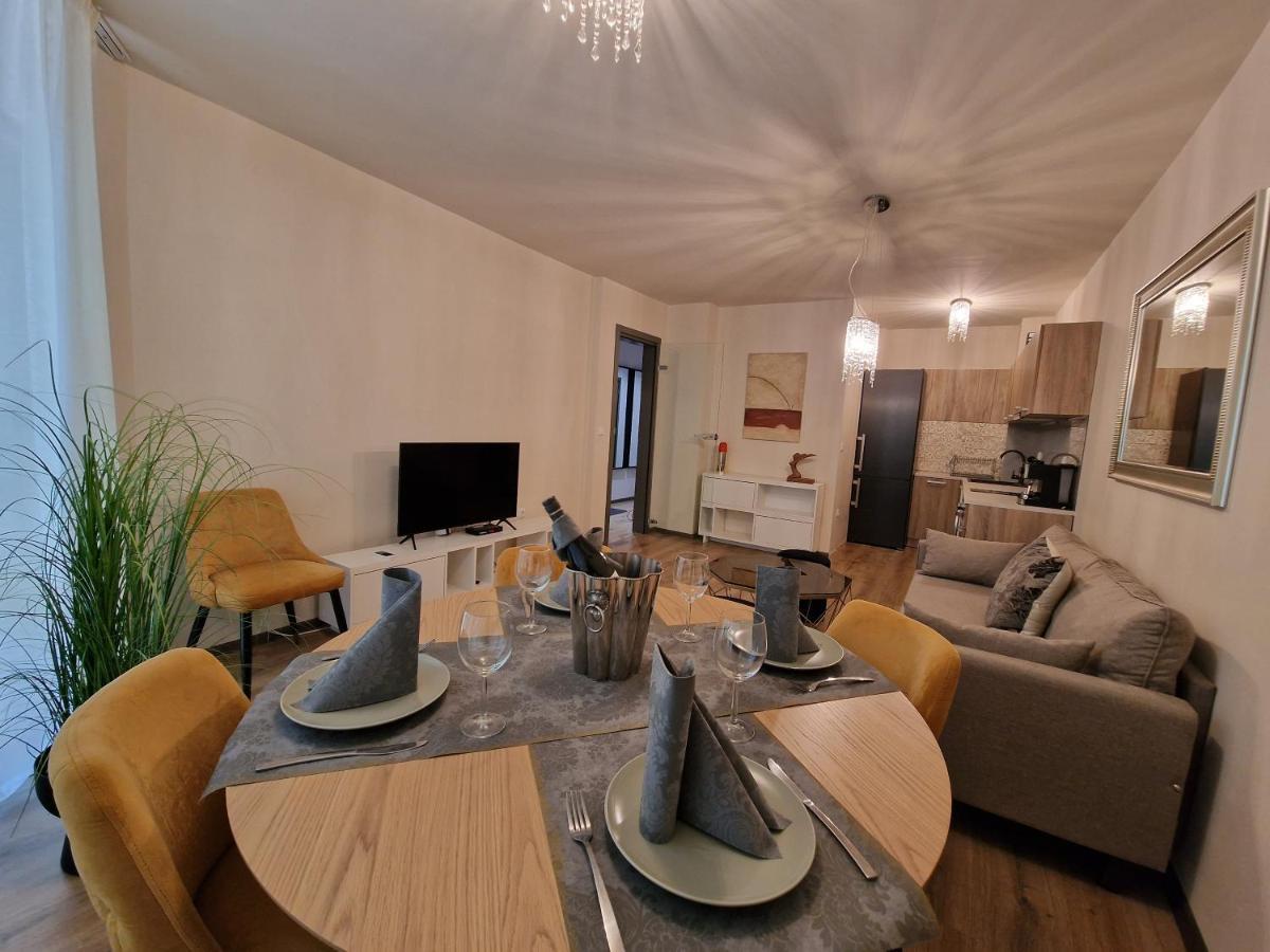Мarelis Luxe Port Apartment Varna Exteriör bild